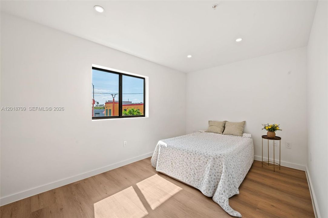For Rent: $4,400 (3 beds, 2 baths, 1243 Square Feet)