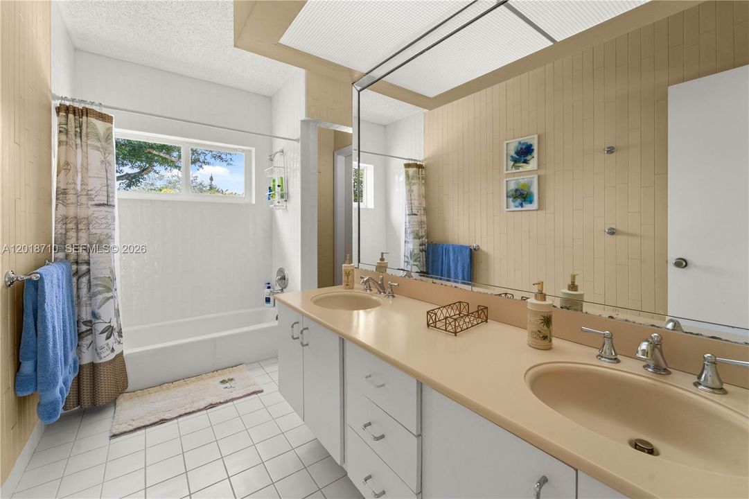 En Venta: $1,189,000 (4 camas, 2 baños, 2344 Pies cuadrados)