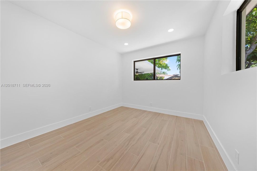 Activo con contrato: $785,000 (4 camas, 2 baños, 1556 Pies cuadrados)