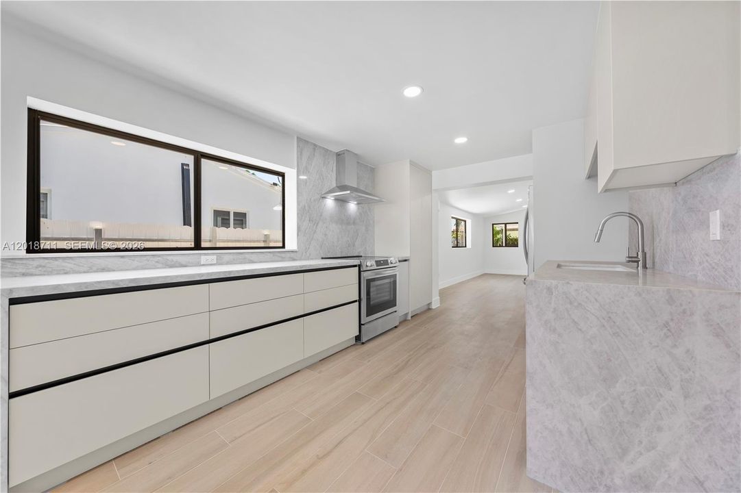 Activo con contrato: $785,000 (4 camas, 2 baños, 1556 Pies cuadrados)