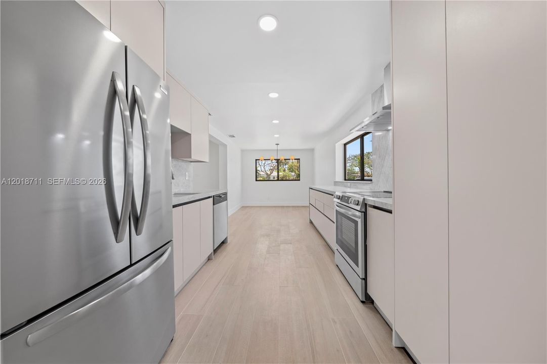Activo con contrato: $785,000 (4 camas, 2 baños, 1556 Pies cuadrados)