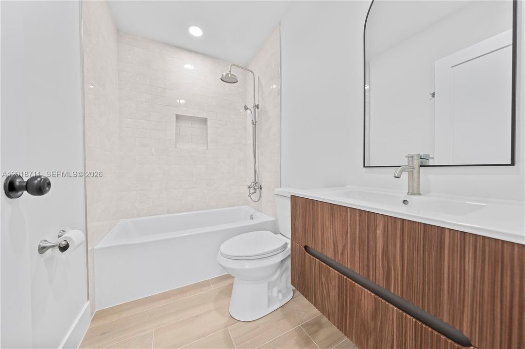 Activo con contrato: $785,000 (4 camas, 2 baños, 1556 Pies cuadrados)
