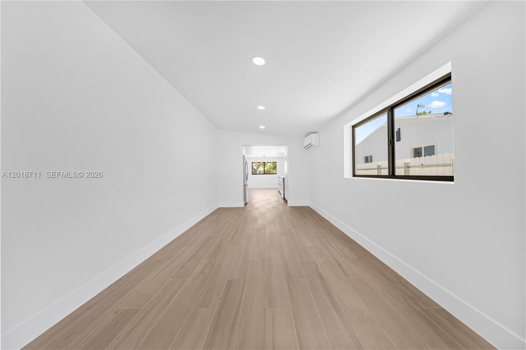 Activo con contrato: $785,000 (4 camas, 2 baños, 1556 Pies cuadrados)