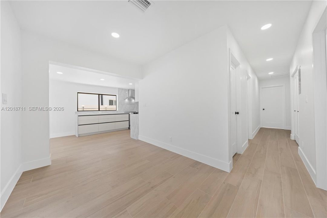 Activo con contrato: $785,000 (4 camas, 2 baños, 1556 Pies cuadrados)