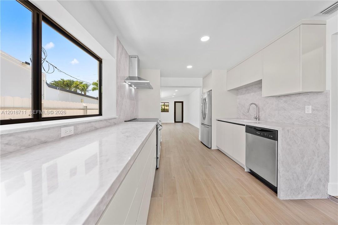 Activo con contrato: $785,000 (4 camas, 2 baños, 1556 Pies cuadrados)