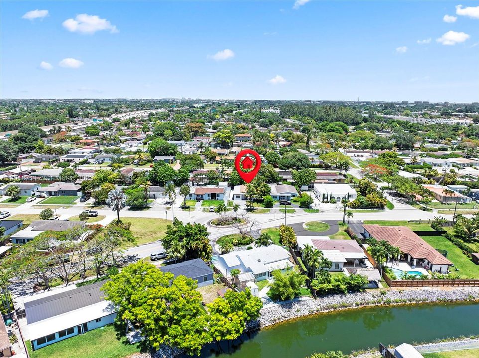 Activo con contrato: $785,000 (4 camas, 2 baños, 1556 Pies cuadrados)