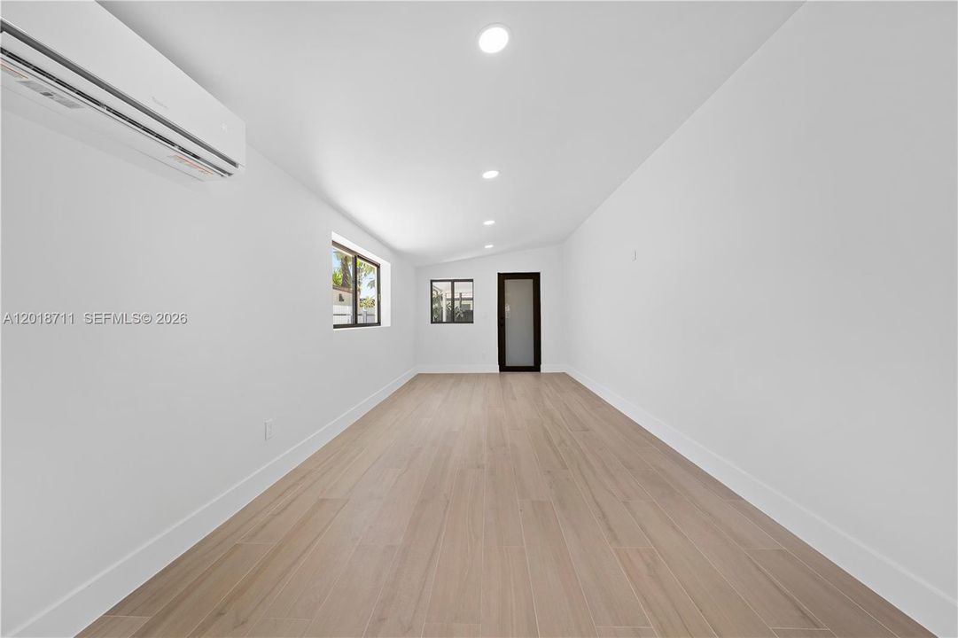 Activo con contrato: $785,000 (4 camas, 2 baños, 1556 Pies cuadrados)