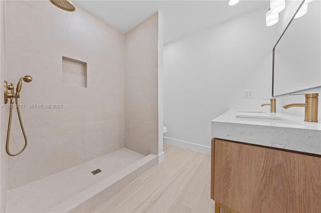 Activo con contrato: $785,000 (4 camas, 2 baños, 1556 Pies cuadrados)