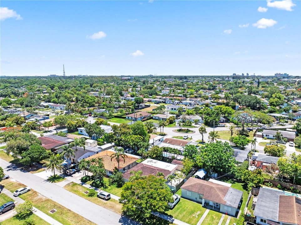 Activo con contrato: $785,000 (4 camas, 2 baños, 1556 Pies cuadrados)
