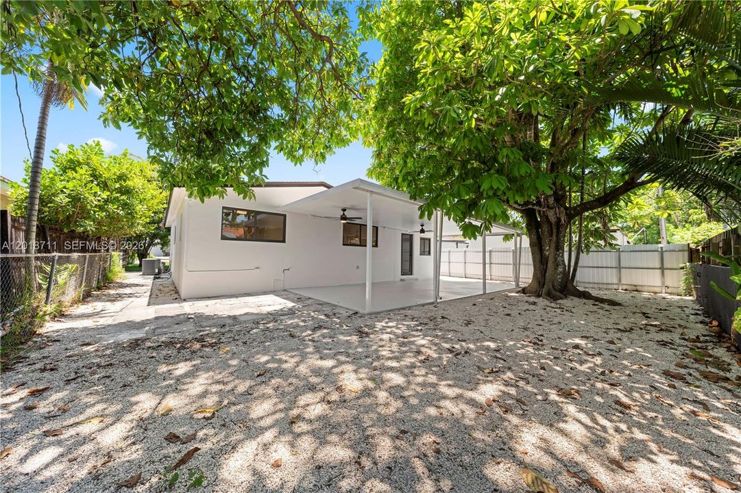 Activo con contrato: $785,000 (4 camas, 2 baños, 1556 Pies cuadrados)