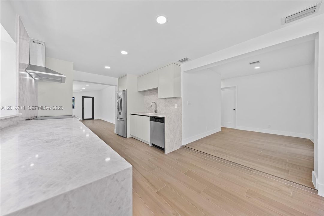 Activo con contrato: $785,000 (4 camas, 2 baños, 1556 Pies cuadrados)