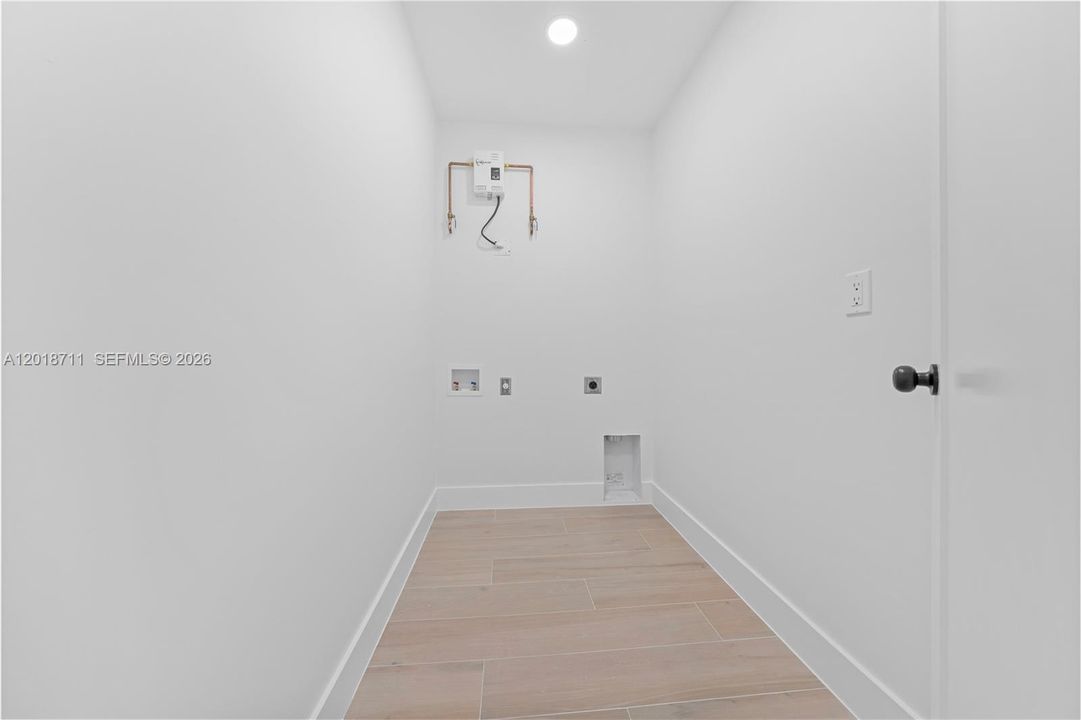Activo con contrato: $785,000 (4 camas, 2 baños, 1556 Pies cuadrados)