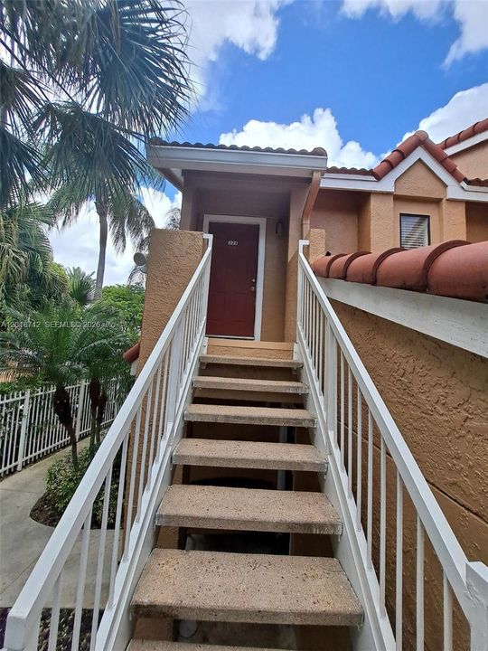 For Rent: $1,825 (1 beds, 1 baths, 747 Square Feet)