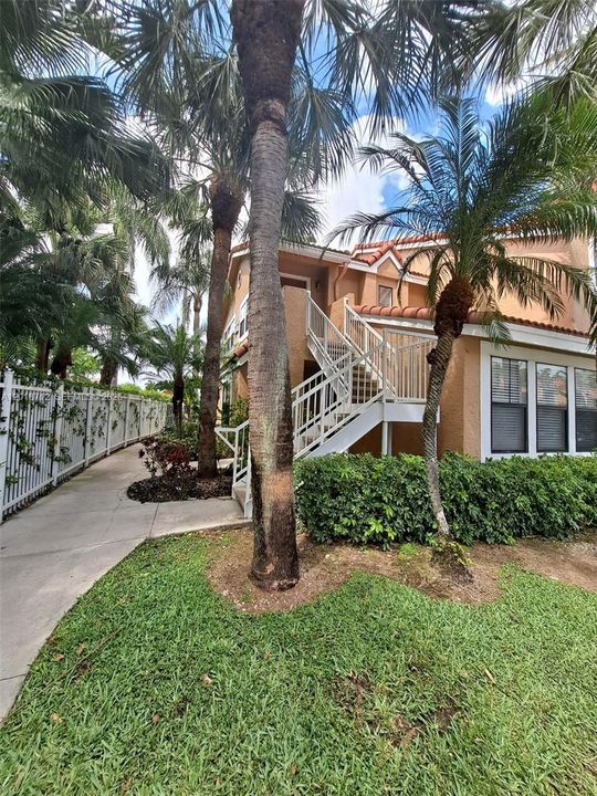 For Rent: $1,825 (1 beds, 1 baths, 747 Square Feet)