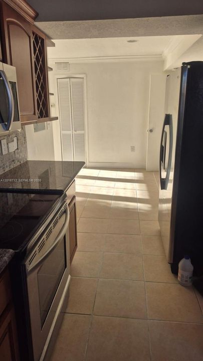For Rent: $1,825 (1 beds, 1 baths, 747 Square Feet)