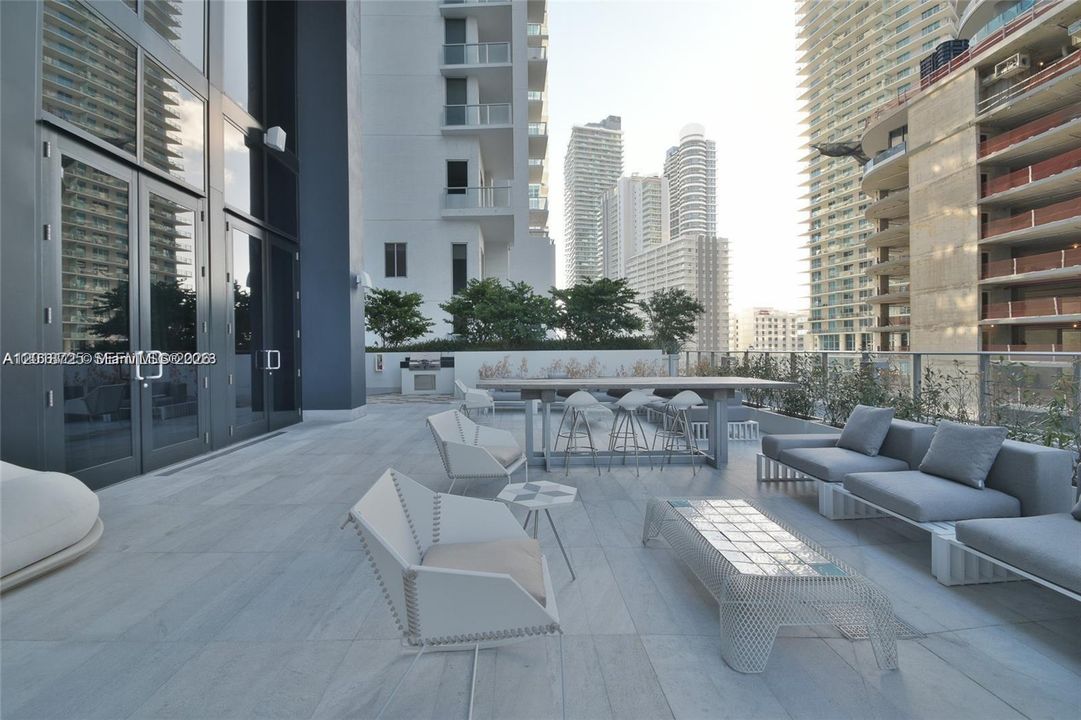 For Sale: $650,000 (1 beds, 1 baths, 759 Square Feet)