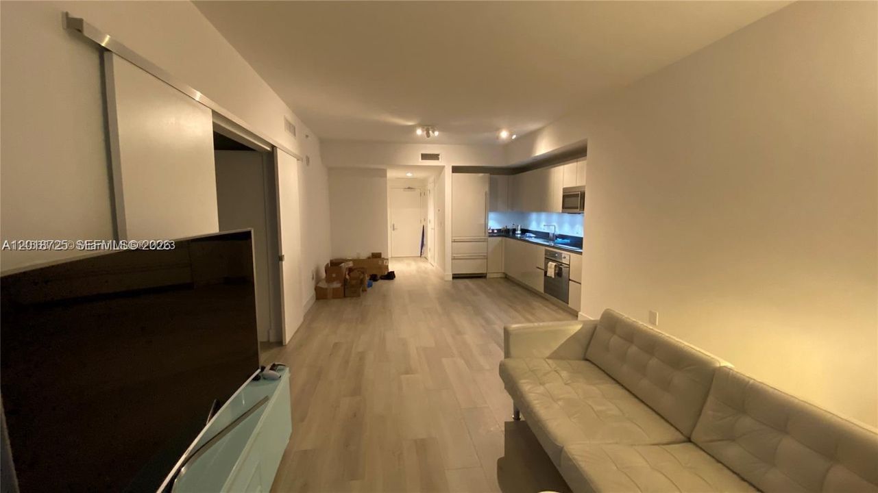 For Sale: $650,000 (1 beds, 1 baths, 759 Square Feet)