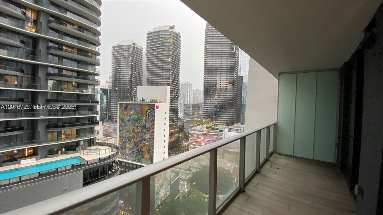 For Sale: $650,000 (1 beds, 1 baths, 759 Square Feet)