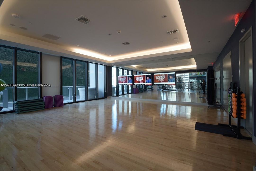 For Sale: $650,000 (1 beds, 1 baths, 759 Square Feet)