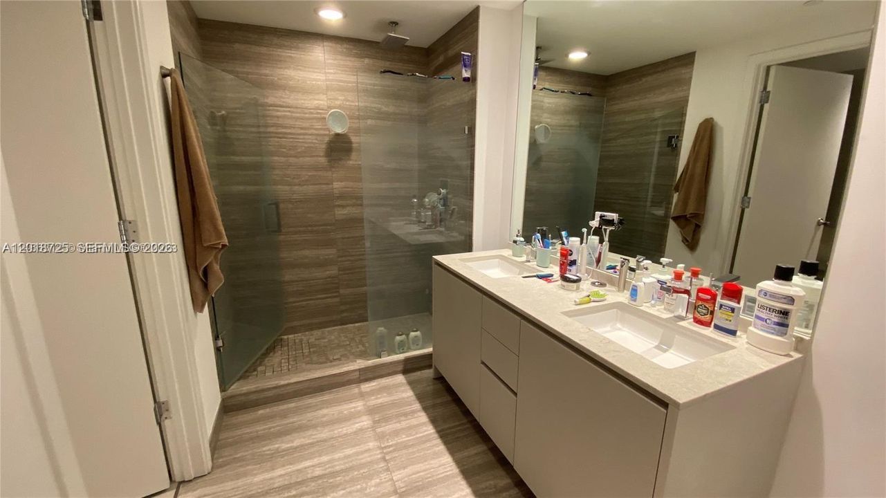 For Sale: $650,000 (1 beds, 1 baths, 759 Square Feet)
