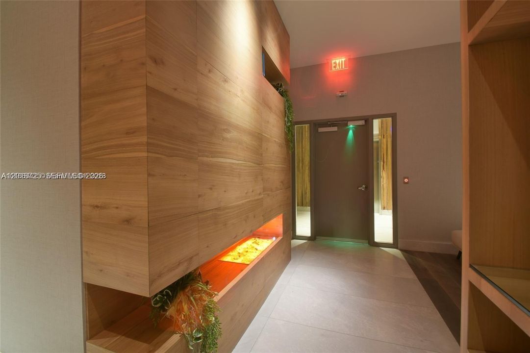 For Sale: $650,000 (1 beds, 1 baths, 759 Square Feet)