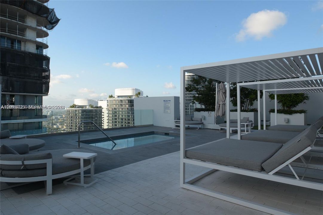 For Sale: $650,000 (1 beds, 1 baths, 759 Square Feet)