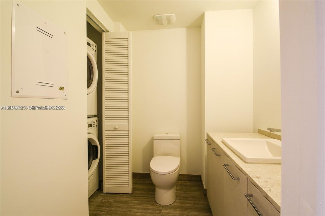 For Sale: $650,000 (1 beds, 1 baths, 759 Square Feet)