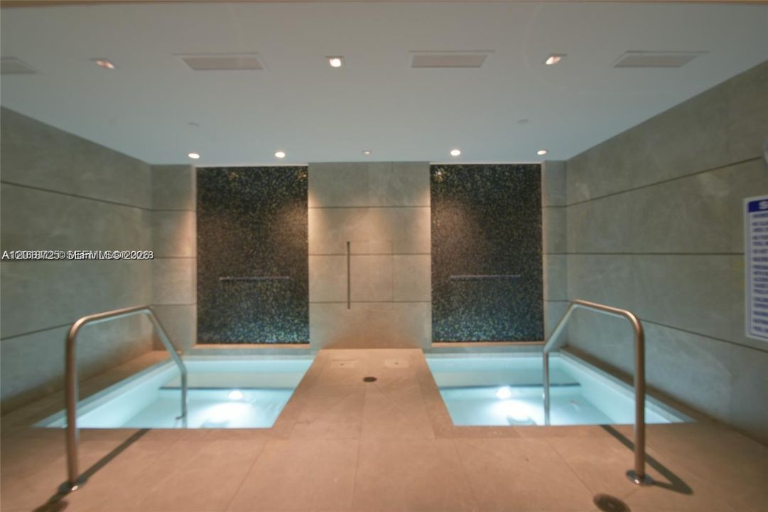 For Sale: $650,000 (1 beds, 1 baths, 759 Square Feet)