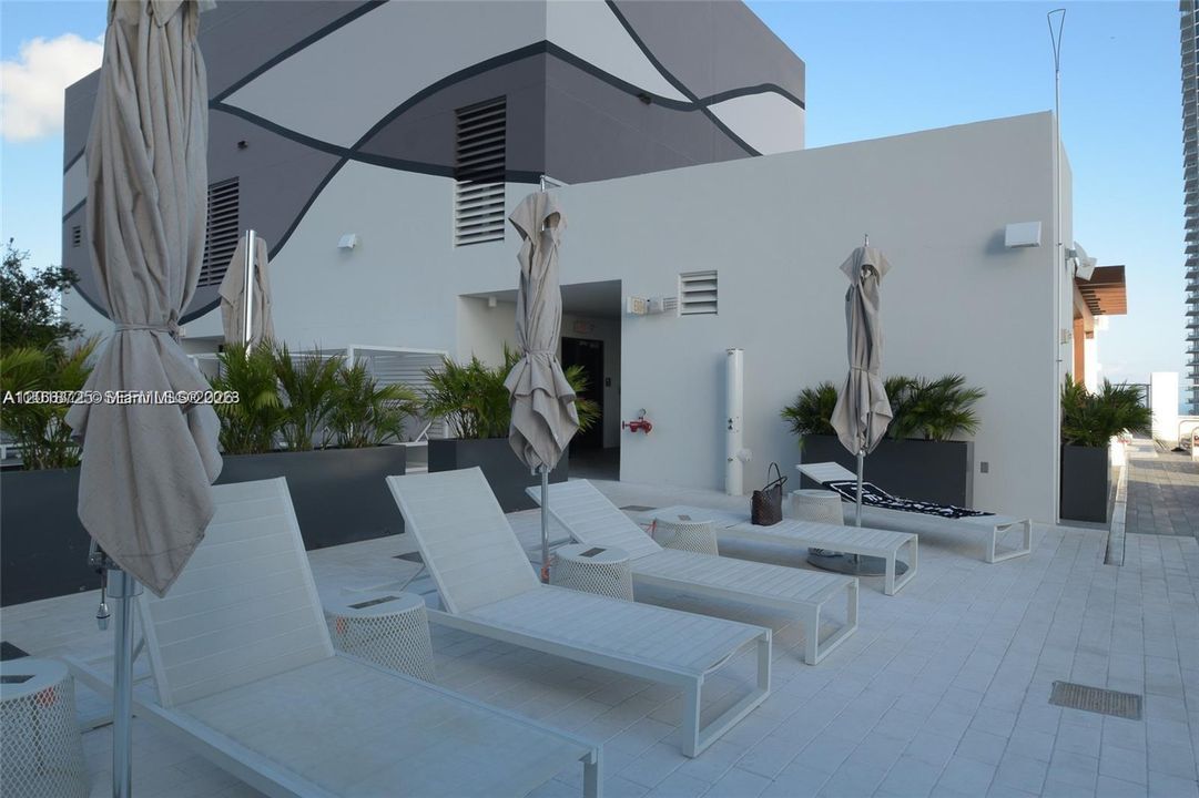 For Sale: $650,000 (1 beds, 1 baths, 759 Square Feet)