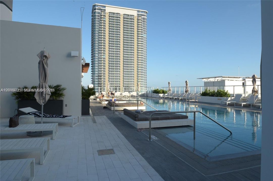 For Sale: $650,000 (1 beds, 1 baths, 759 Square Feet)