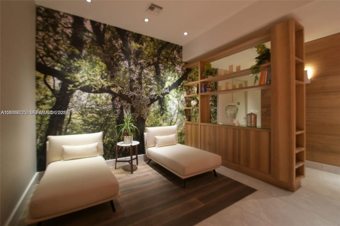 For Sale: $650,000 (1 beds, 1 baths, 759 Square Feet)
