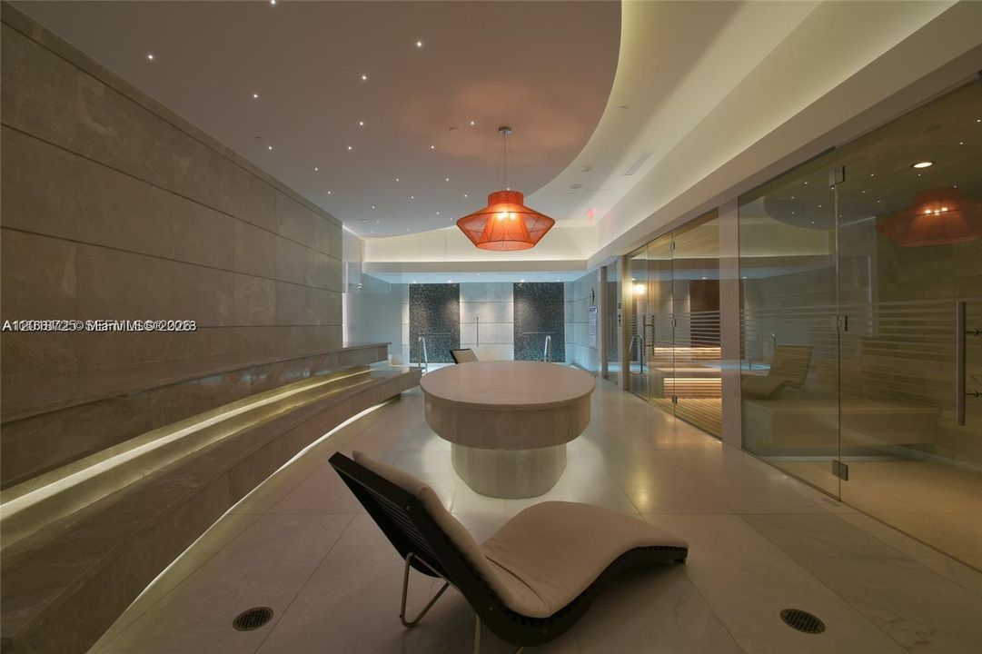 For Sale: $650,000 (1 beds, 1 baths, 759 Square Feet)