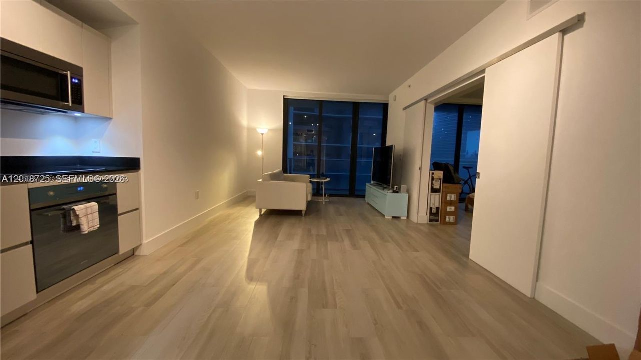 For Sale: $650,000 (1 beds, 1 baths, 759 Square Feet)