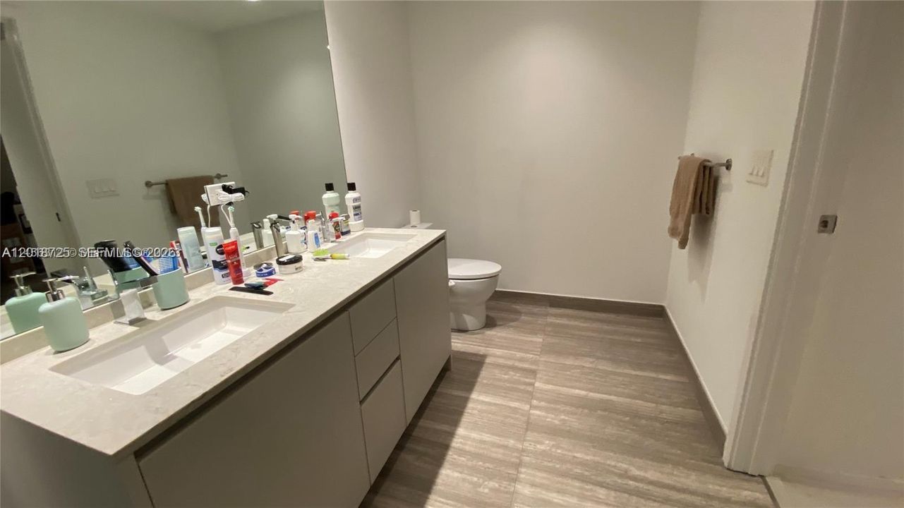 For Sale: $650,000 (1 beds, 1 baths, 759 Square Feet)