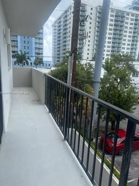 For Sale: $365,000 (2 beds, 2 baths, 871 Square Feet)