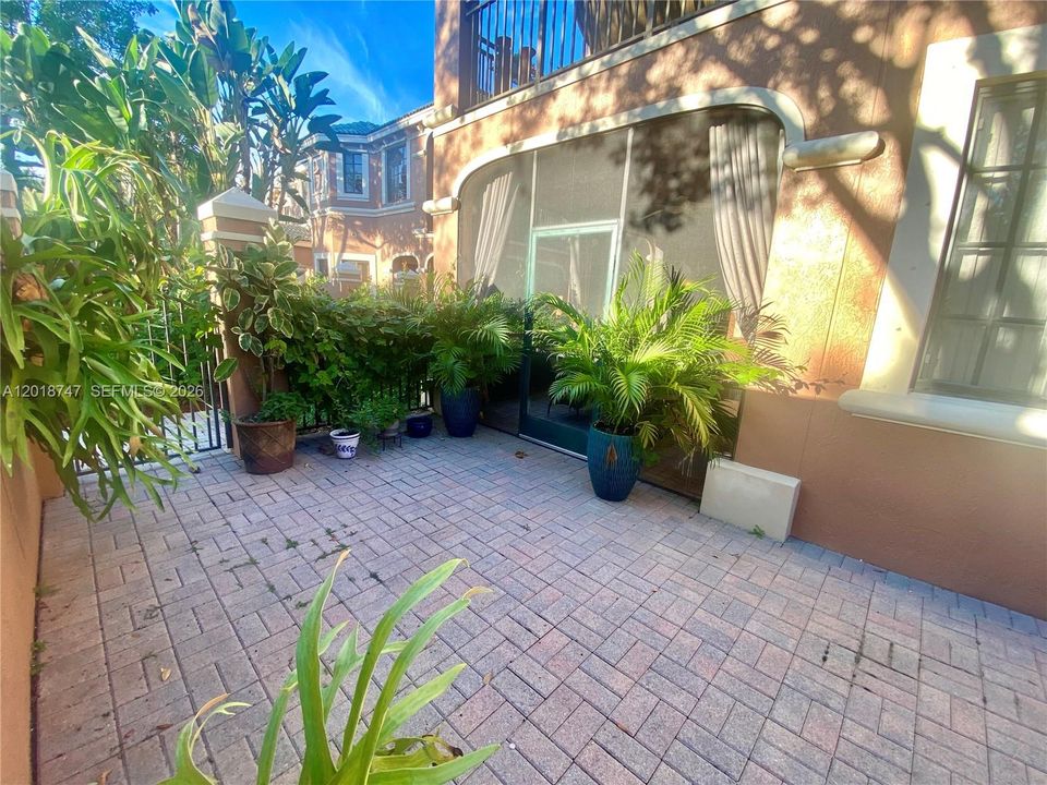 En Renta: $3,950 (3 camas, 2 baños, 1560 Pies cuadrados)