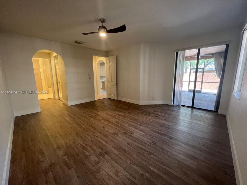 MASTER BEDROOM WITH ACCESS TO PATIO.