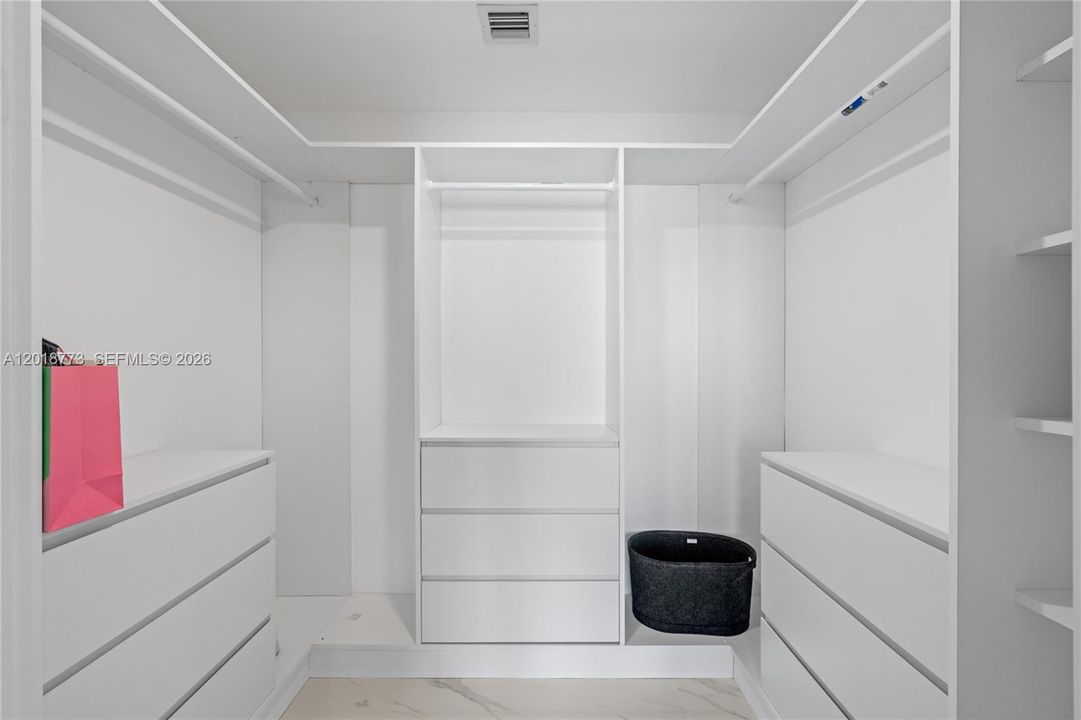 В аренду: $12,000 (2 спален, 3 ванн, 1306 Квадратных фут)