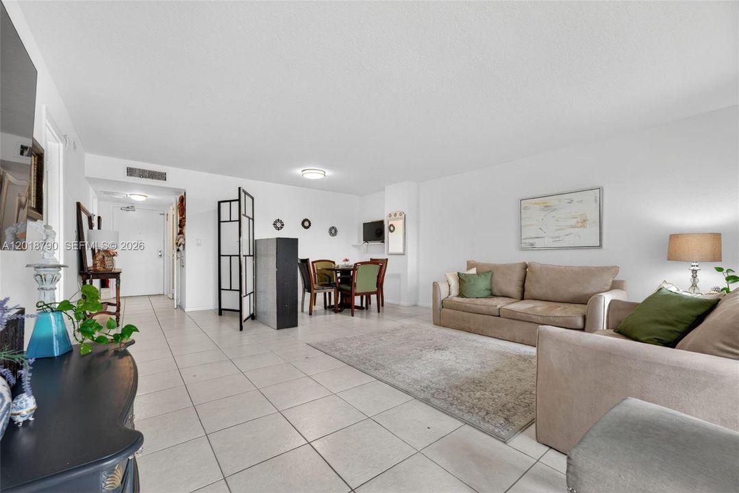 For Sale: $155,000 (1 beds, 1 baths, 900 Square Feet)