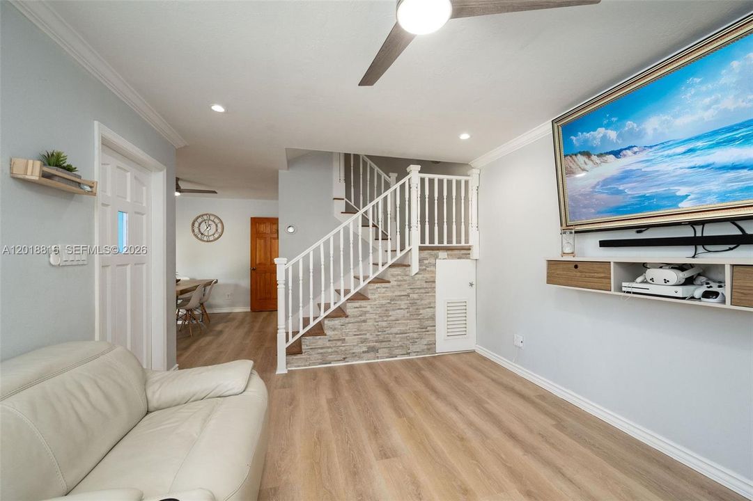 Recently Sold: $570,000 (2 beds, 2 baths, 1032 Square Feet)