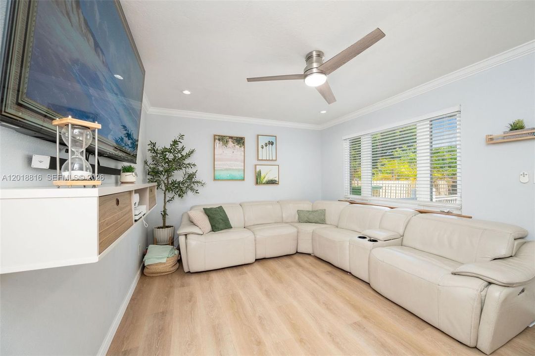 Recently Sold: $570,000 (2 beds, 2 baths, 1032 Square Feet)