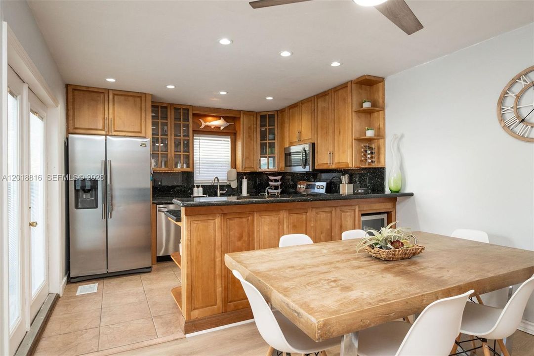Recently Sold: $570,000 (2 beds, 2 baths, 1032 Square Feet)
