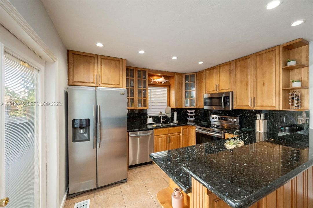 Recently Sold: $570,000 (2 beds, 2 baths, 1032 Square Feet)