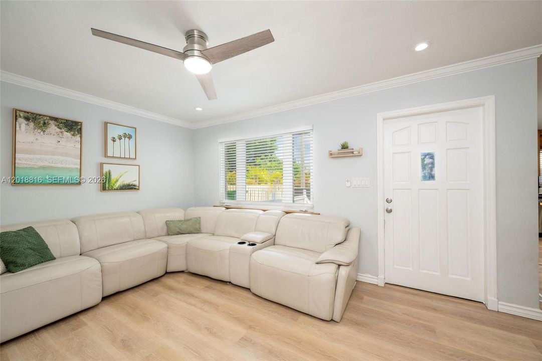 Recently Sold: $570,000 (2 beds, 2 baths, 1032 Square Feet)