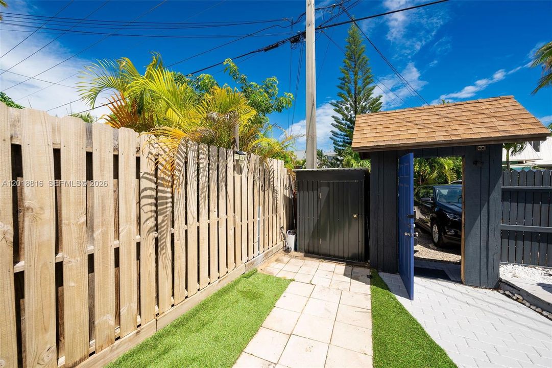Recently Sold: $570,000 (2 beds, 2 baths, 1032 Square Feet)