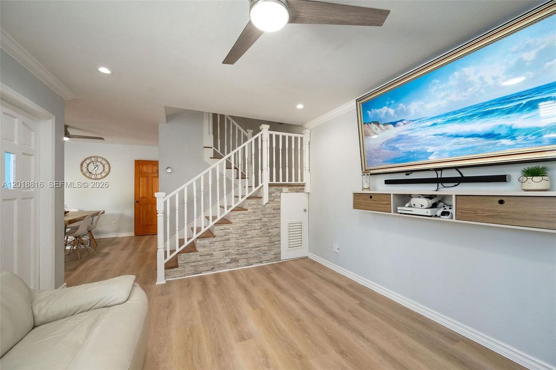 Recently Sold: $570,000 (2 beds, 2 baths, 1032 Square Feet)