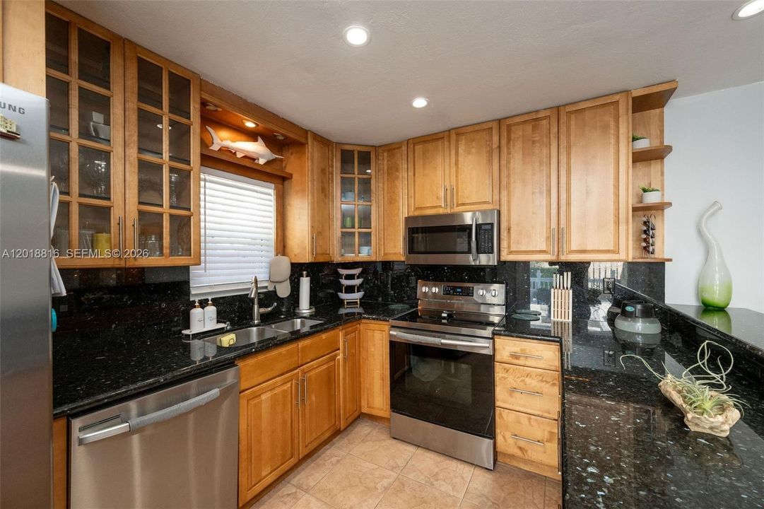 Recently Sold: $570,000 (2 beds, 2 baths, 1032 Square Feet)