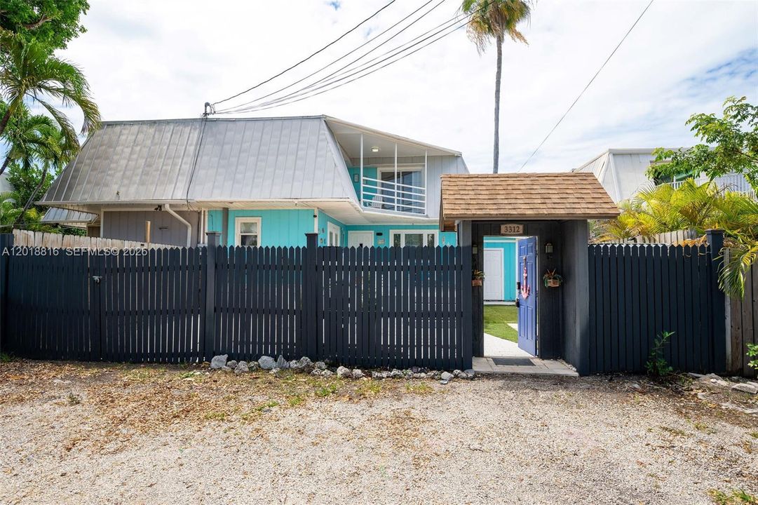 Recently Sold: $570,000 (2 beds, 2 baths, 1032 Square Feet)
