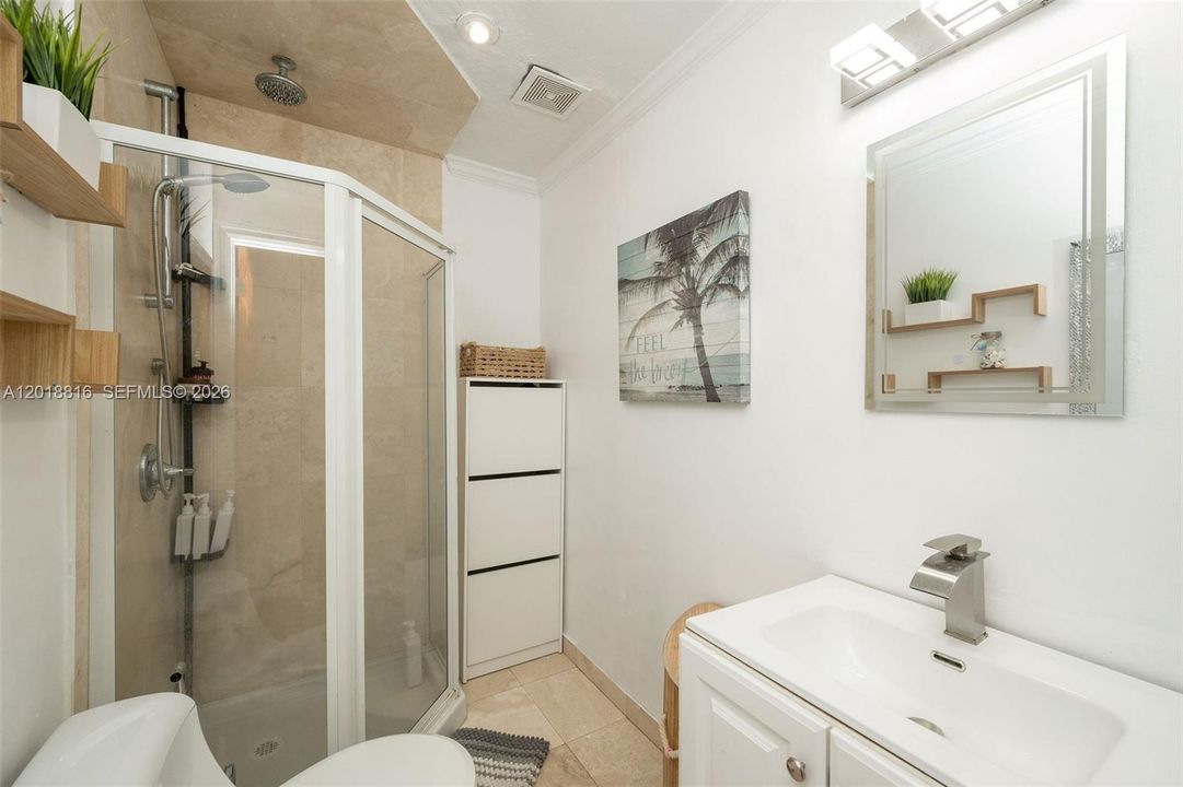 Recently Sold: $570,000 (2 beds, 2 baths, 1032 Square Feet)
