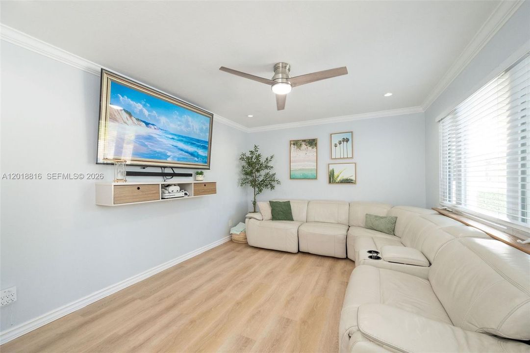 Recently Sold: $570,000 (2 beds, 2 baths, 1032 Square Feet)